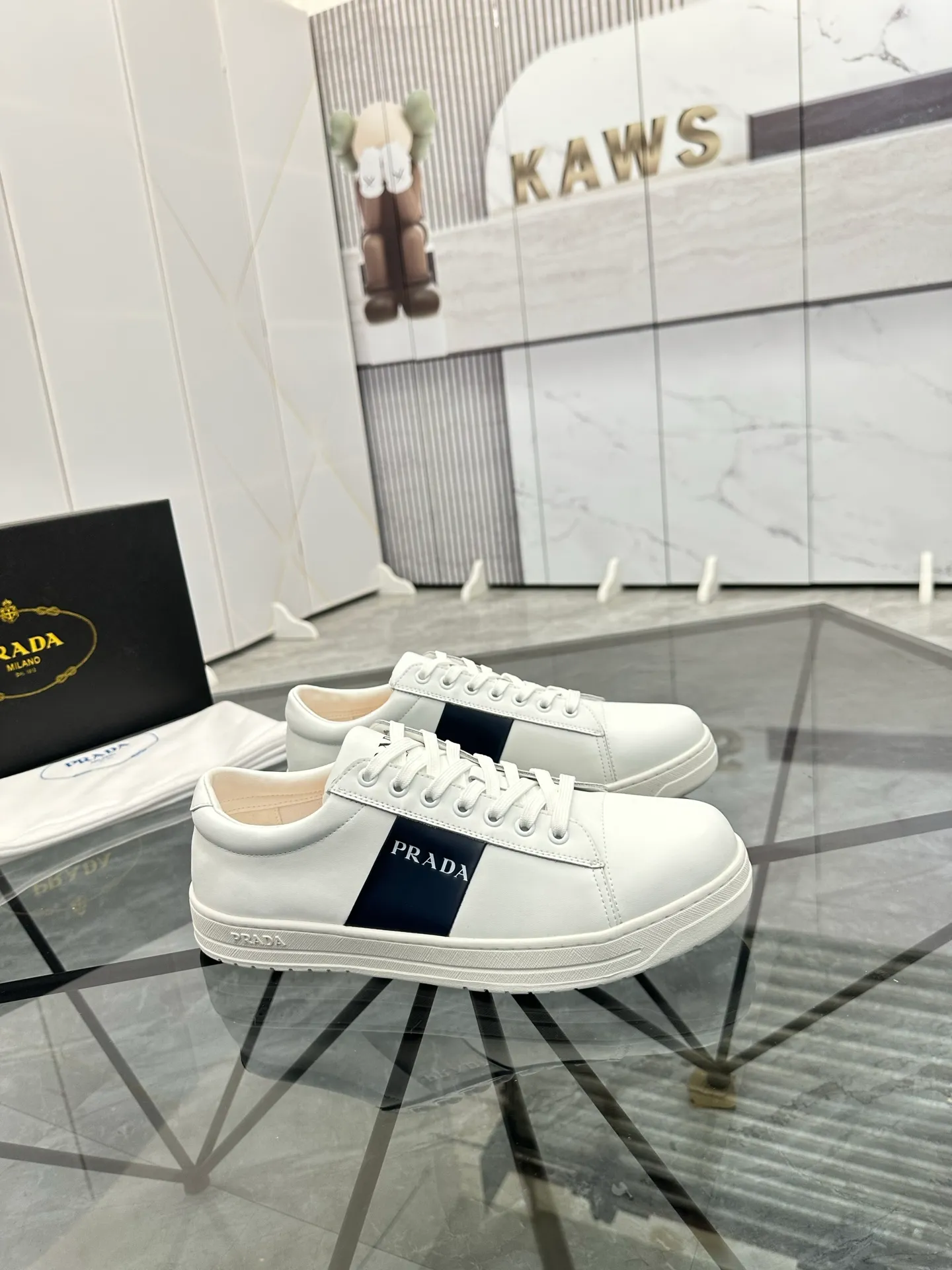 Men's shoes: 💰P400¥ Product trademark: Prada *"Prada*" low-top casual shoes Regular size: 38-44 (can be customized to 45) Product materials: imported cowhide upper, sheepskin lining, original outsole. Number: 020